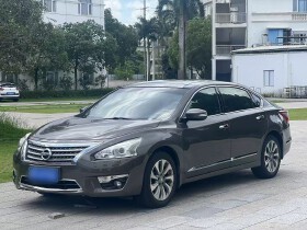 2014年5月日产天籁公爵 2.5L XV- VIP尊享型，移动大沙发 双电动*座椅、分段式天窗、倒车影像 座椅通风加热、舒适进入等配置，一手   报价5.28万